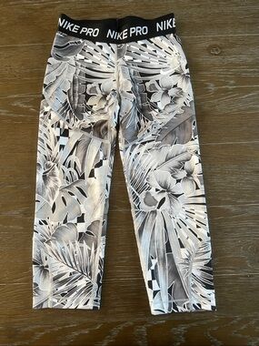 Nike Black & White Tropical Print Crop Leggings